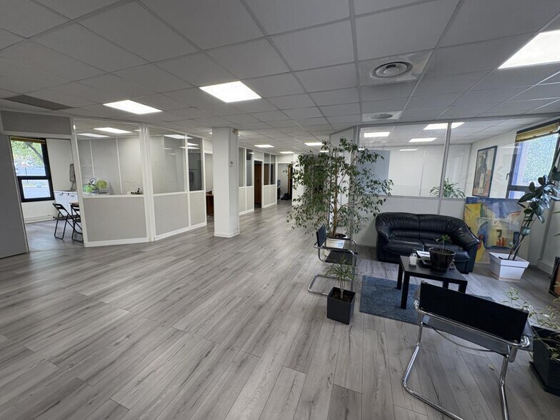 Retail in Marseille for lease - Interior Photo - Image 3 of 12