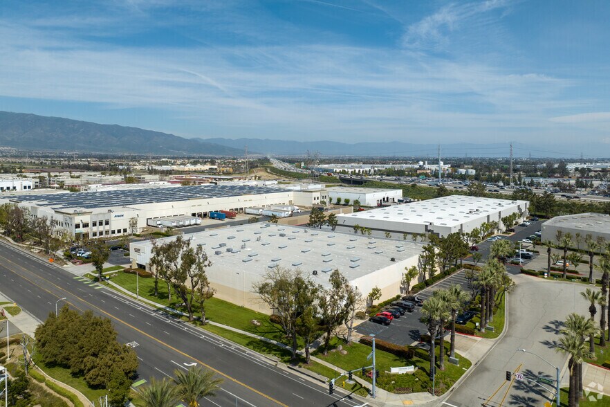 8675 Rochester Ave, Rancho Cucamonga, CA à louer - Photo du bâtiment - Image 2 de 7