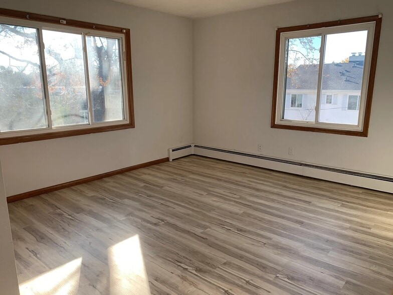 4001 Mavelle Dr, Edina, MN for sale - Building Photo - Image 3 of 18