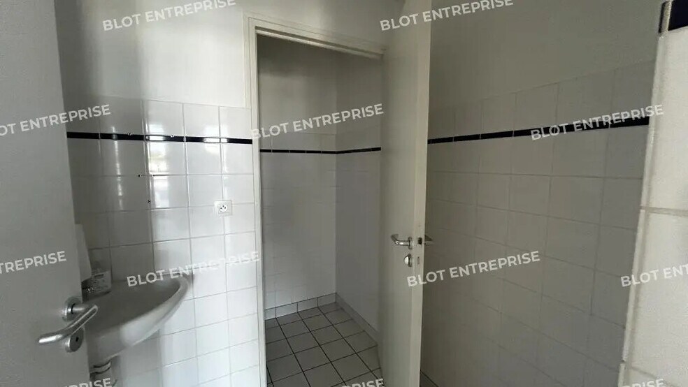 Office in Rennes for lease - Interior Photo - Image 3 of 10