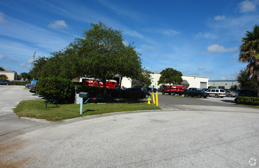 10530 47th St N, Clearwater, FL for lease - Building Photo - Image 2 of 2