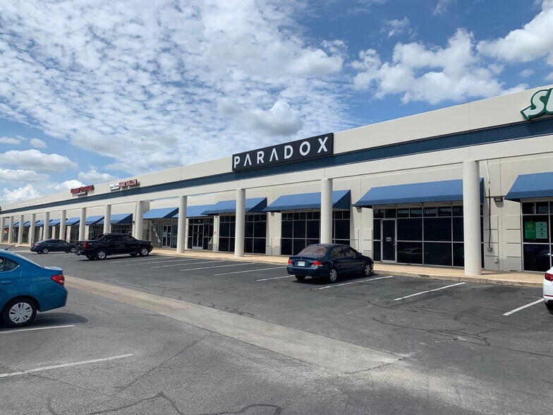 5545 NW Loop 410 Fwy, San Antonio, TX à louer - Photo du bâtiment - Image 2 de 5