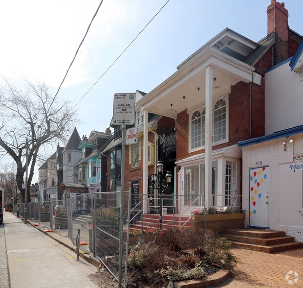 596 Markham St, Toronto, ON à louer - Photo du bâtiment - Image 2 de 2