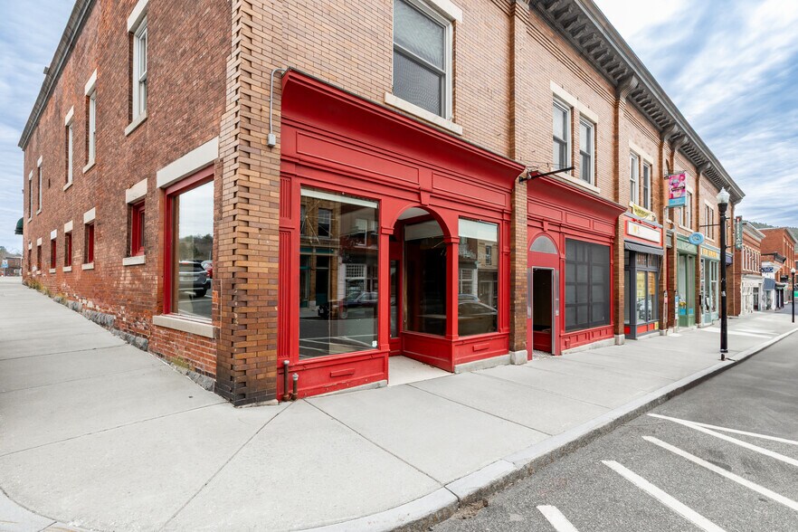 42 Railroad St, Great Barrington, MA à louer - Photo du bâtiment - Image 2 de 11