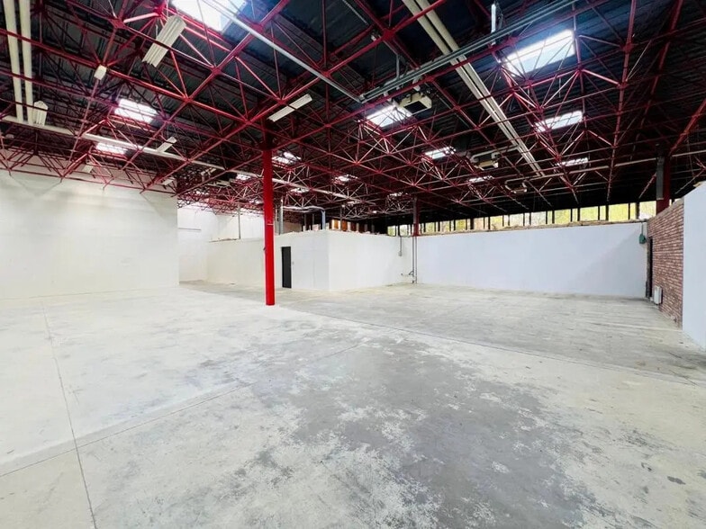 Flex in Montigny-le-Bretonneux for lease - Building Photo - Image 1 of 19