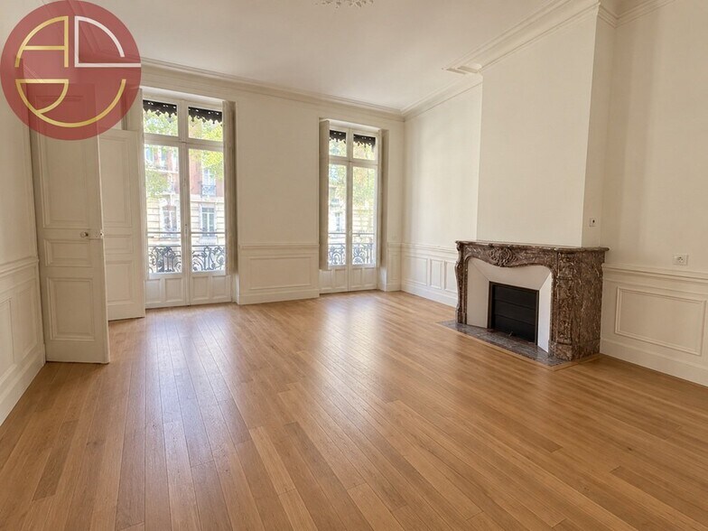 Office in Toulouse for lease - Interior Photo - Image 1 of 6