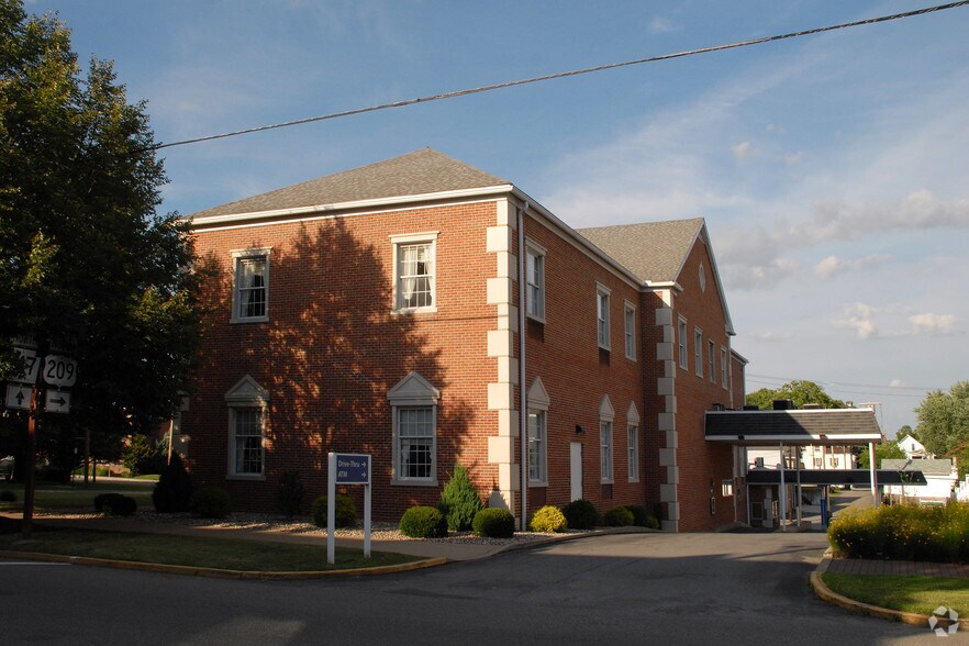 150 Market Sq, Millersburg, PA à vendre - Photo du bâtiment - Image 3 de 5
