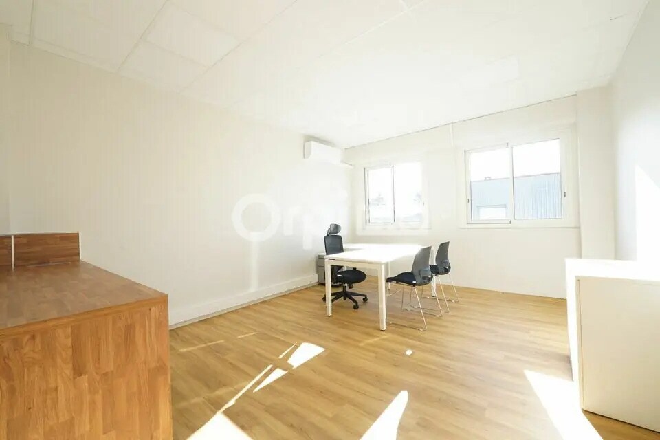 Office in Vaulx-en-Velin for lease Interior Photo- Image 1 of 7