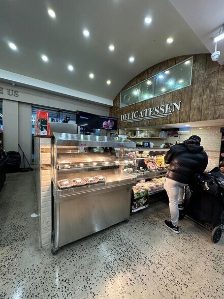 2343 Jerome Ave, Bronx, NY for sale - Interior Photo - Image 2 of 23