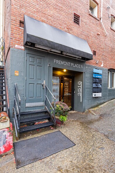 3515 Fremont Pl N, Seattle, WA à louer - Photo du bâtiment - Image 2 de 30