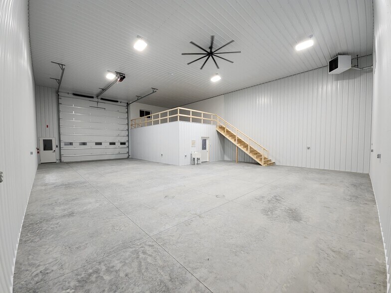 9663 230th Ave, Anamosa, IA à louer - Photo du bâtiment - Image 2 de 21