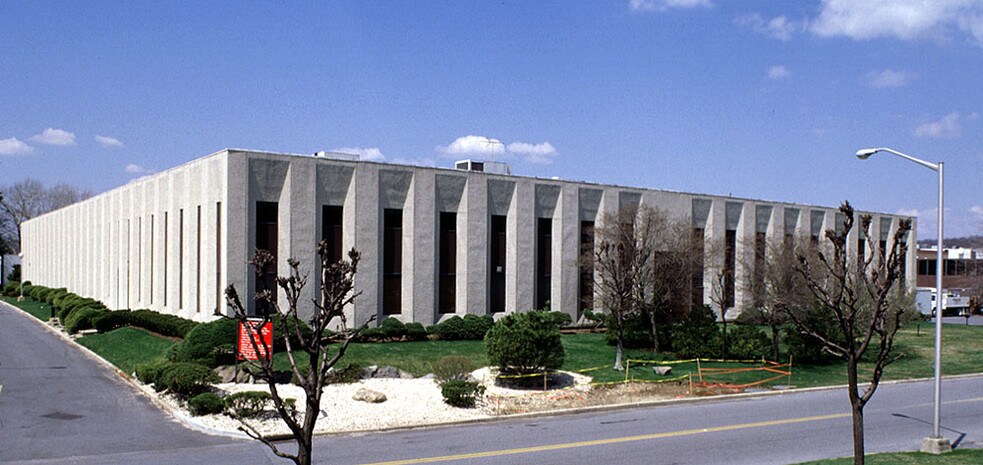 175 Clearbrook Rd, Elmsford, NY à louer - Photo du bâtiment - Image 3 de 4