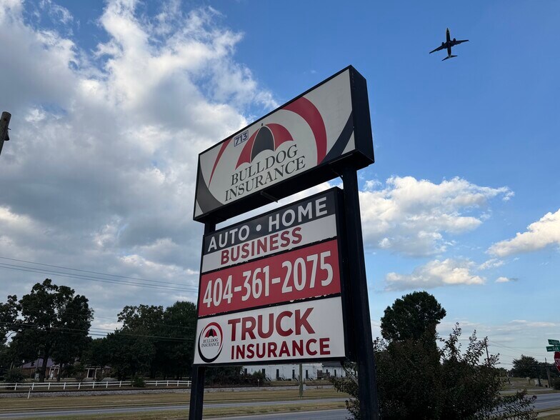 713 Forest Pky, Forest Park, GA à louer - Photo du bâtiment - Image 3 de 12