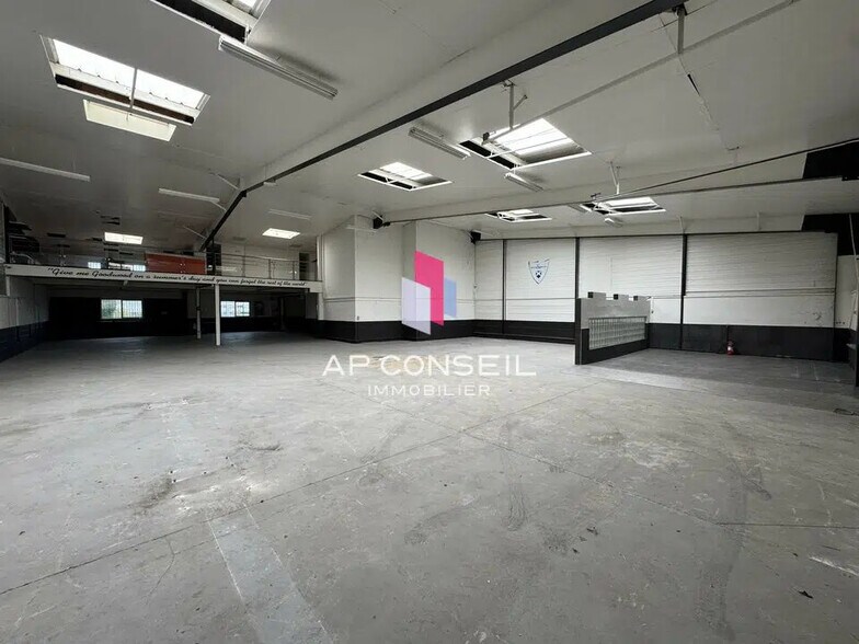 Flex in Ecquevilly for lease - Building Photo - Image 2 of 4