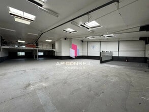 Flex in Ecquevilly for lease Building Photo- Image 2 of 4