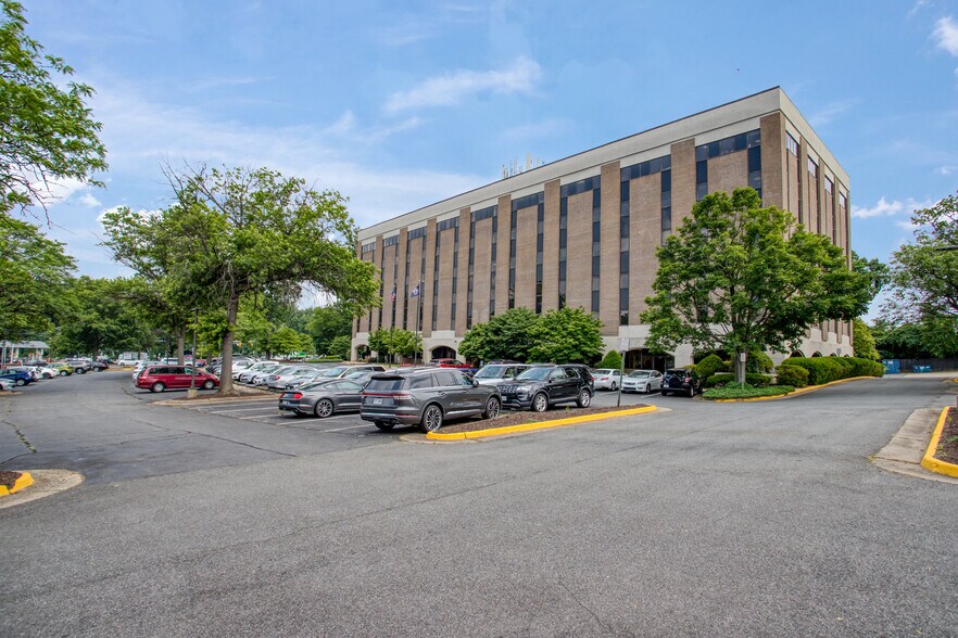 8001 Braddock Rd, Springfield, VA à louer - Photo du bâtiment - Image 3 de 8
