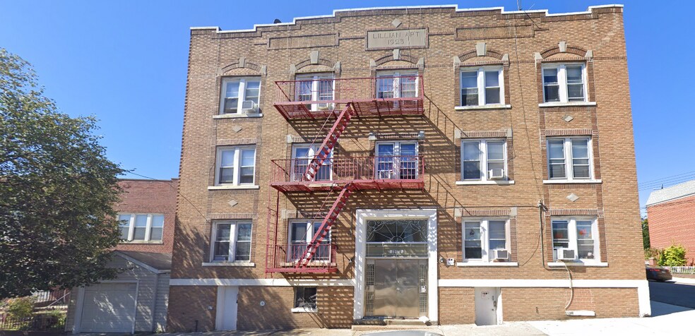 6728 78th St, Middle Village, NY à vendre - Photo du bâtiment - Image 2 de 10