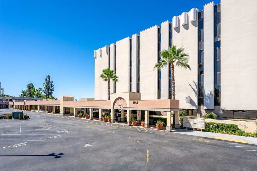 5565 Grossmont Center Dr, La Mesa, CA à louer - Photo du bâtiment - Image 3 de 7