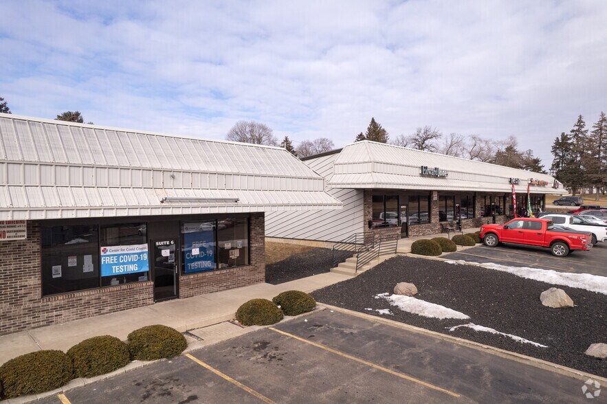 210-216 N Milwaukee Ave, Lake Villa, IL à louer - Photo du bâtiment - Image 2 de 21