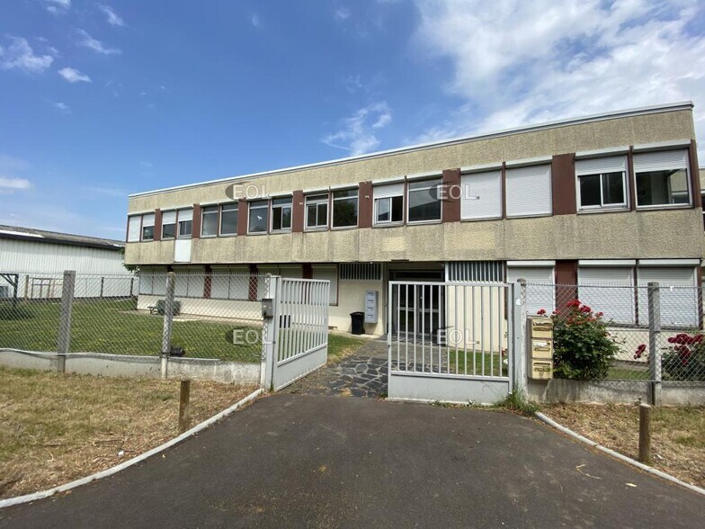 Bureau dans Les Clayes-sous-Bois à louer - Photo du bâtiment - Image 1 de 7
