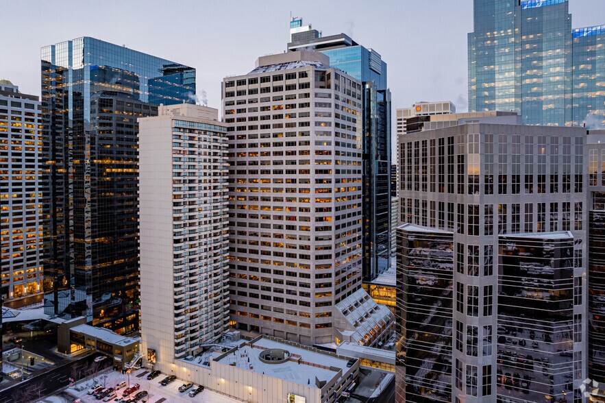 240 4 Av SW, Calgary, AB à louer - Photo du bâtiment - Image 2 de 2