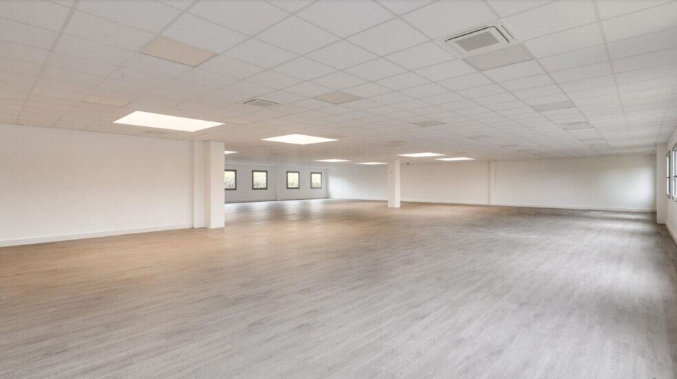 2-14 Allée Du Cantal, Lisses for lease - Interior Photo - Image 3 of 8