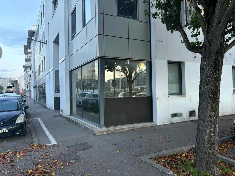 Retail in Vaulx-en-Velin for lease - Building Photo - Image 2 of 10
