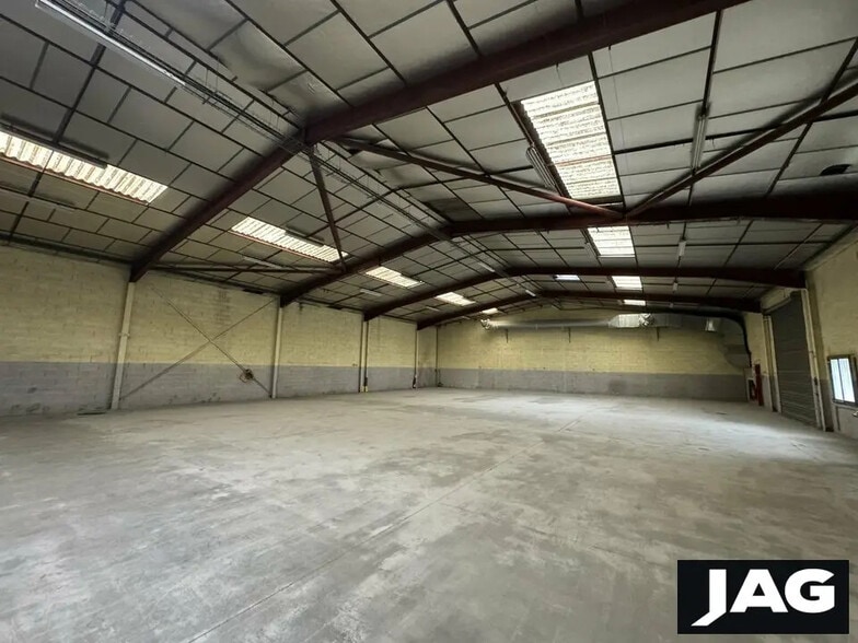 Flex in Pusignan for lease - Interior Photo - Image 2 of 10