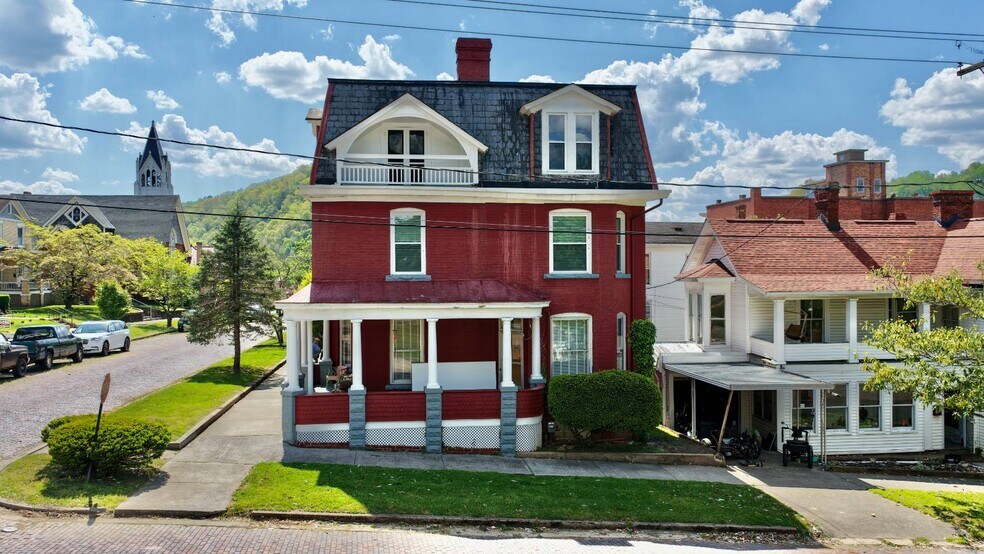 323 Ballengee St, Hinton, WV à vendre - Photo du bâtiment - Image 2 de 78