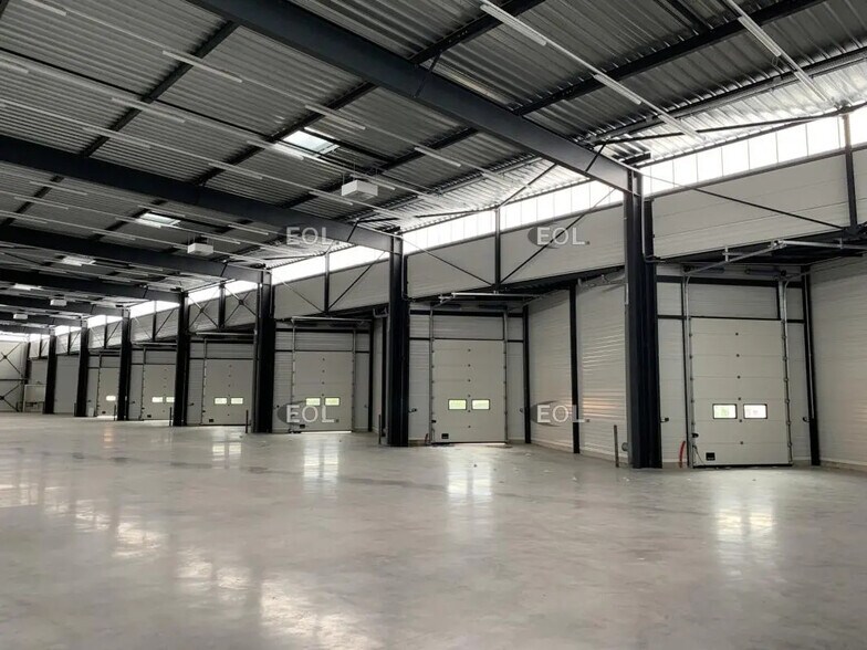 Industrial in Le Coudray-Montceaux for lease - Interior Photo - Image 3 of 6