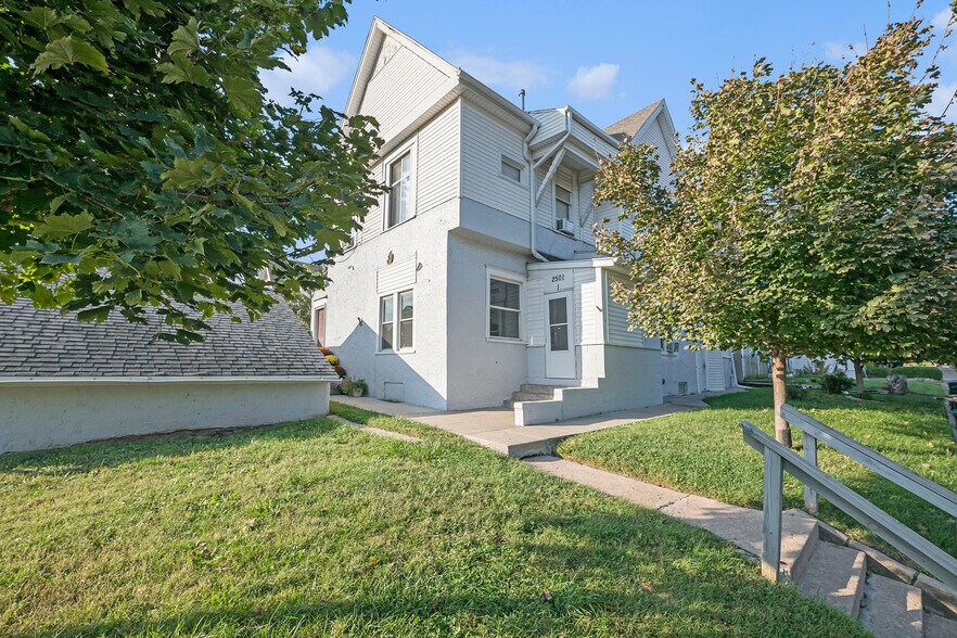 2501 Poppleton Ave, Omaha, NE à vendre - Photo du bâtiment - Image 1 de 44