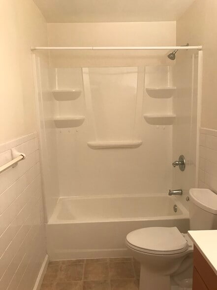 131 Howard Dr, Belleville, IL for sale - Interior Photo - Image 3 of 17