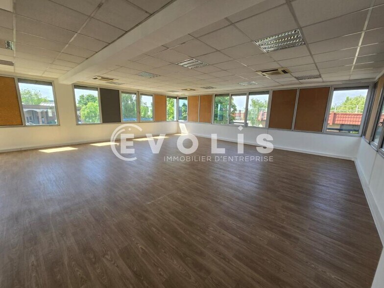 Office in Massy for lease - Building Photo - Image 2 of 8