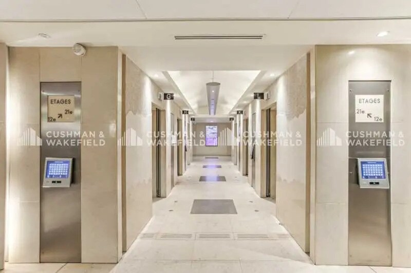 Office in Puteaux for sale - Lobby - Image 2 of 8