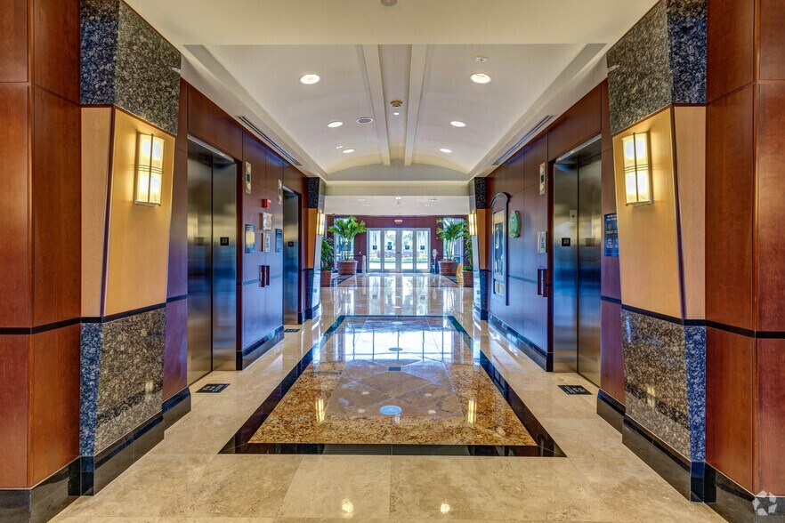 1300 Concord Ter, Sunrise, FL à louer - Hall d’entrée - Image 1 de 1