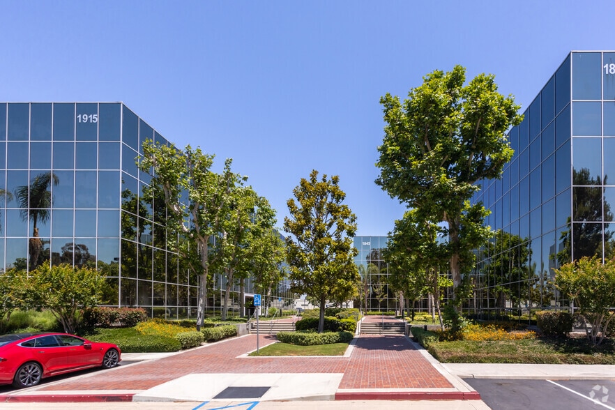 1915 W Orangewood Ave, Orange, CA for lease - Building Photo - Image 3 of 5