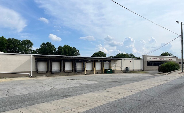 2016-2024 E Market St, Greensboro, NC for lease - Building Photo - Image 2 of 9