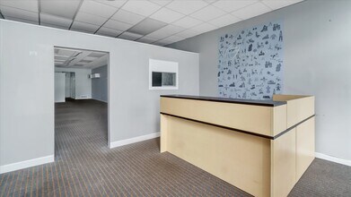 221-229 Walt Whitman Rd, Huntington Station, NY à louer Photo intérieure- Image 2 de 4