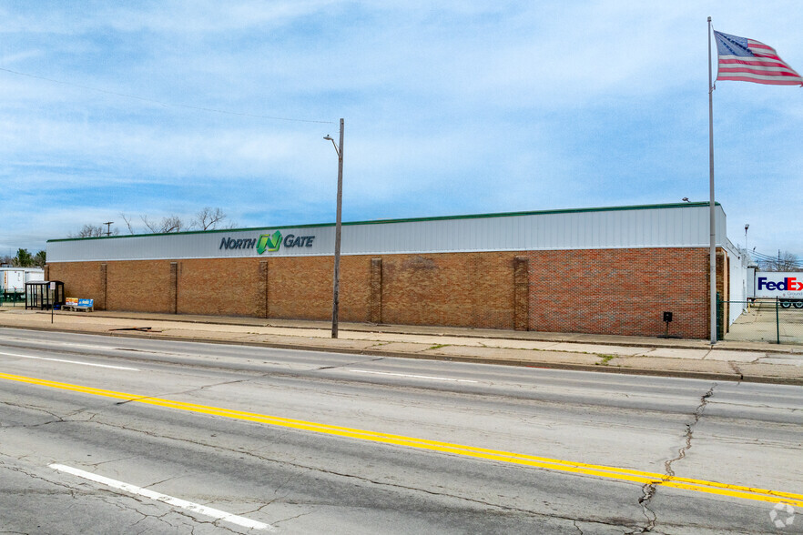 3301 S Dort Hwy, Flint, MI for lease - Building Photo - Image 2 of 7