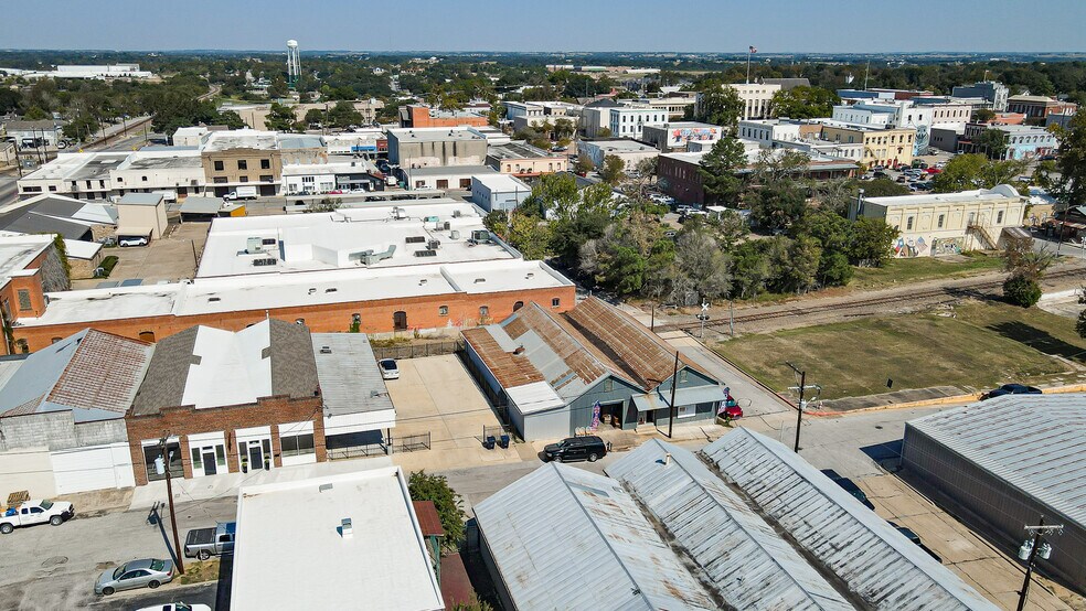 200 W First St, Brenham, TX à vendre - Photo du bâtiment - Image 2 de 12