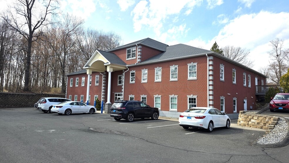 503 Wolcott Rd, Wolcott, CT à louer - Photo du bâtiment - Image 2 de 5