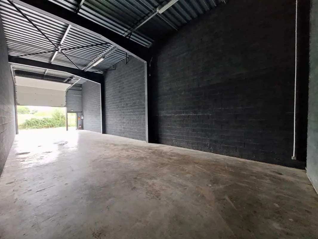 Office in Cadaujac for lease Interior Photo- Image 1 of 6