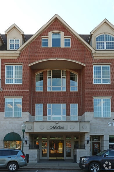 801 W Ann Arbor Trl, Plymouth, MI à louer - Photo du bâtiment - Image 2 de 11