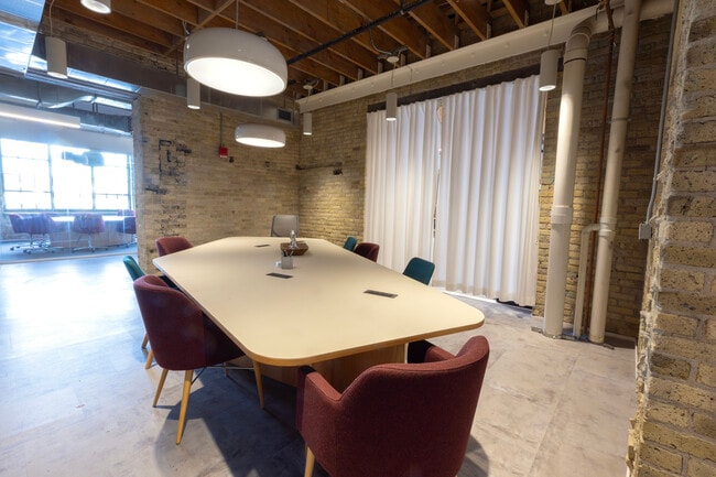 Plus de détails pour 1433 N Water St, Milwaukee, WI - Coworking à louer