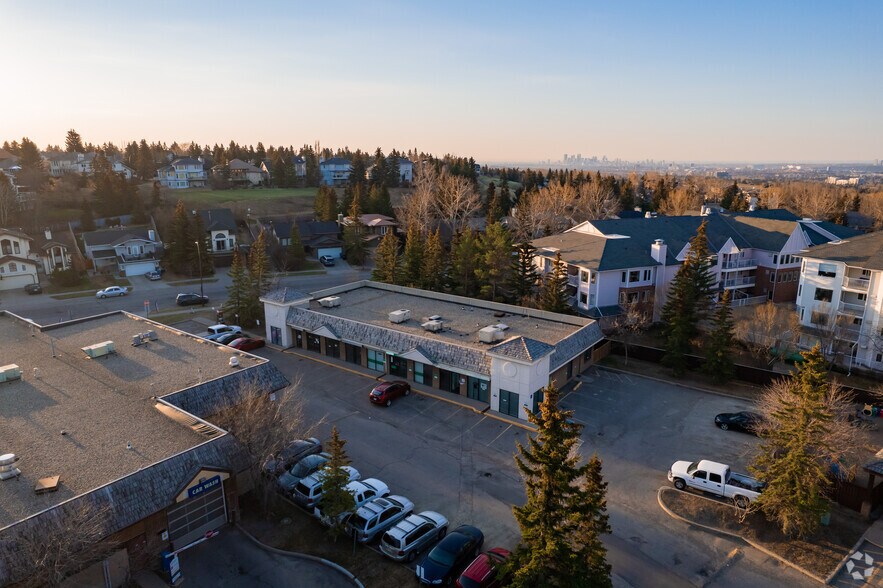 217 Hawksbrow Dr NW, Calgary, AB à vendre - Aérien - Image 3 de 12