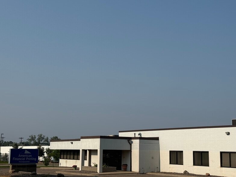 404 NE Industrial Blvd, Minneapolis, MN for lease - Building Photo - Image 1 of 10