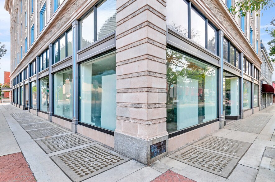 110 E Wilshire Ave, Fullerton, CA à louer - Photo du bâtiment - Image 3 de 5