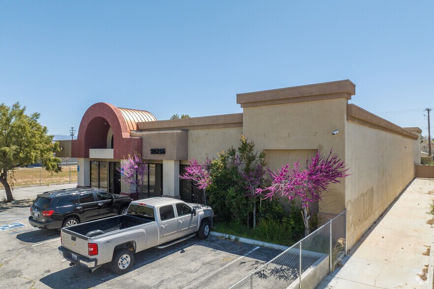 15255 Bear Valley Rd, Hesperia, CA à vendre - Photo du bâtiment - Image 2 de 7