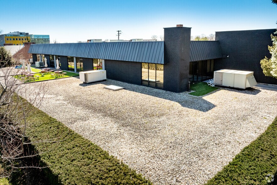 1 Crossways Park Dr, Woodbury, NY à vendre - Photo du bâtiment - Image 3 de 5