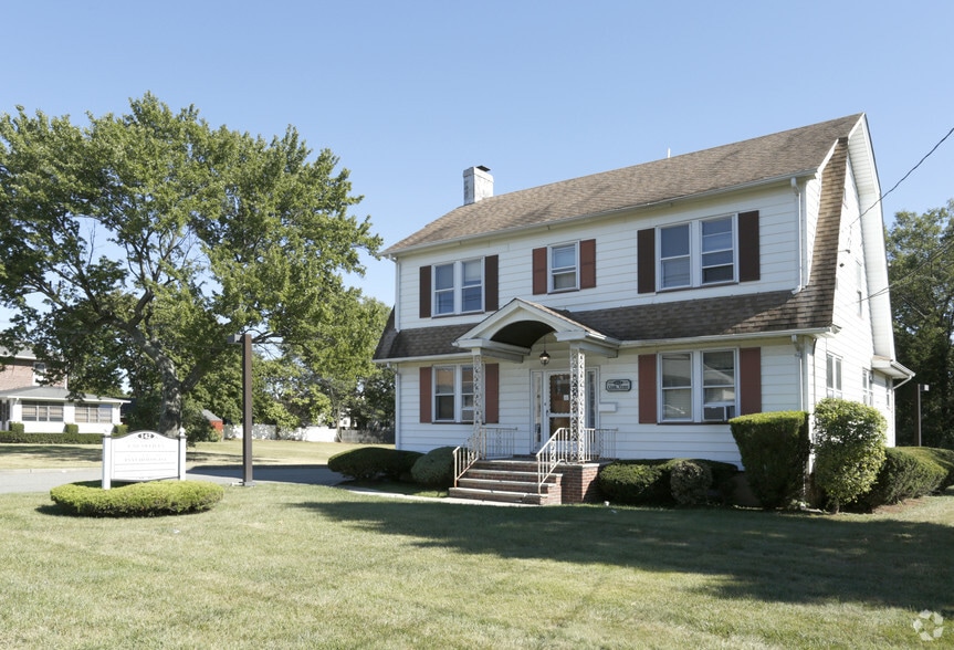 142 Oak Tree Ave, South Plainfield, NJ for lease - Primary Photo - Image 1 of 56